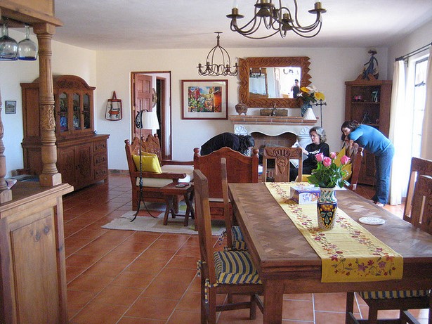 Wohnzimmer mit terracotta fliesen