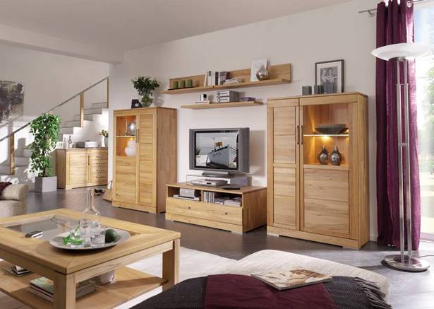 Wohnzimmer mit holzmöbeln